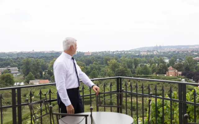Prezident Pavel vysadil botanické zahradě lípu. Stromy tu mají i Havel a Čaputová
