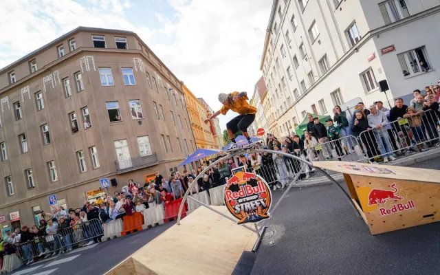 Extrémní sport ovládl pražské Vršovice. Skateboardoví jezdci se utkali v závodu Red Bull Steep Street