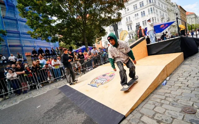 Extrémní sport ovládl pražské Vršovice. Skateboardoví jezdci se utkali v závodu Red Bull Steep Street