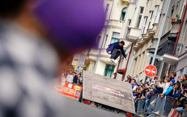 Extrémní sport ovládl pražské Vršovice. Skateboardoví jezdci se utkali v závodu Red Bull Steep Street