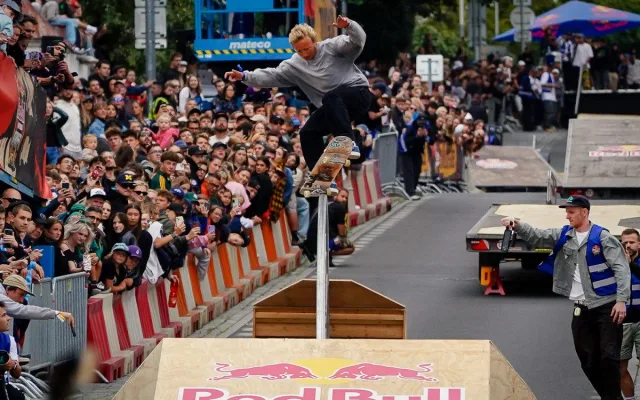 Extrémní sport ovládl pražské Vršovice. Skateboardoví jezdci se utkali v závodu Red Bull Steep Street