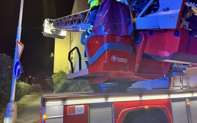 Požár zničil byt na Barrandově, z domu hasiči zachránili dvacet lidí
