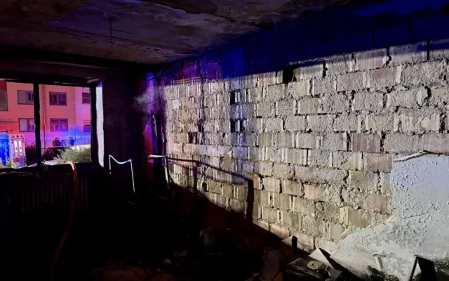 Požár zničil byt na Barrandově, z domu hasiči zachránili dvacet lidí