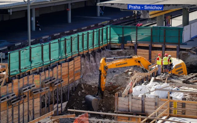 FOTO: Lávka s promenádou i nové nástupiště. Smíchovské nádraží získává podobu