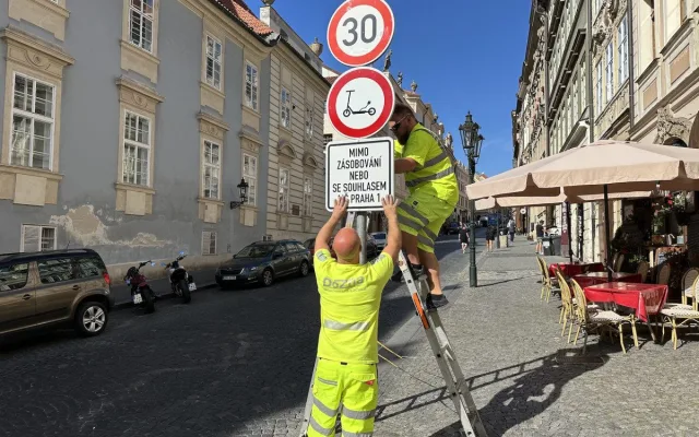 Praha 1 zakázala vjezd koloběžkám do Nerudovy ulice.