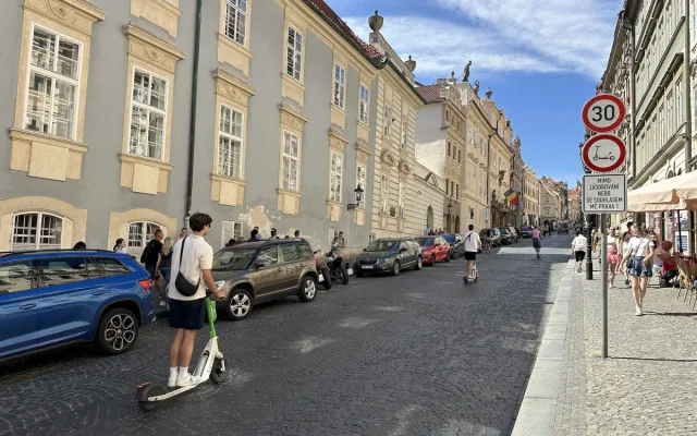 Praha 1 zakázala vjezd koloběžkám do Nerudovy. Je to akt zoufalství, říká starostka
