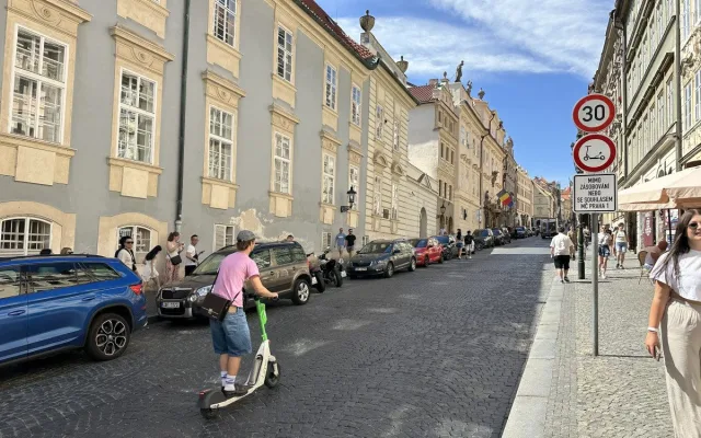 Praha 1 zakázala vjezd koloběžkám do Nerudovy. Je to akt zoufalství, říká starostka