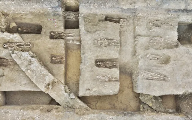 Archeologové odhalili u Břevnovského kláštera 1289 ostatků pruských vojáků.