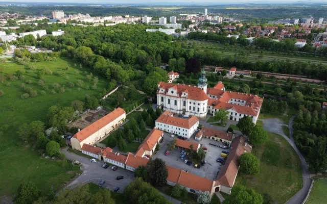 Archeologové odhalili u Břevnovského kláštera 1289 ostatků pruských vojáků