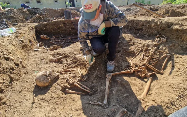 Archeologové odhalili u Břevnovského kláštera 1289 ostatků pruských vojáků