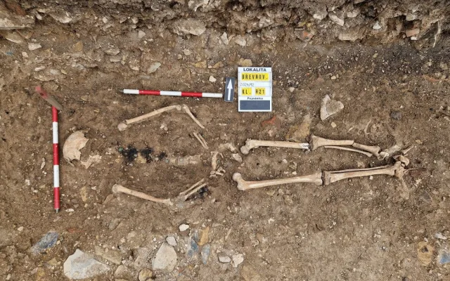 Archeologové odhalili u Břevnovského kláštera 1289 ostatků pruských vojáků