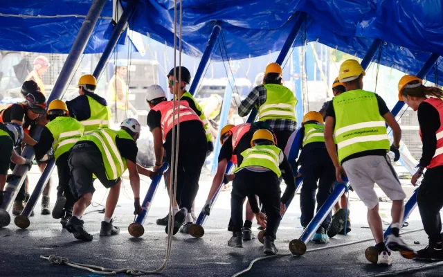 FOTO: Do Česka poprvé přijel slavný Cirque du Soleil, na Letné už stojí obří šapitó