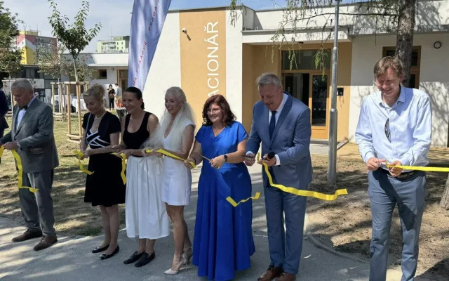 V Hostivaři v září otevřou školku se stacionářem pro seniory