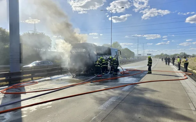 Na Pražském okruhu u Barrandova shořel autobus, provoz na letiště je zastaven