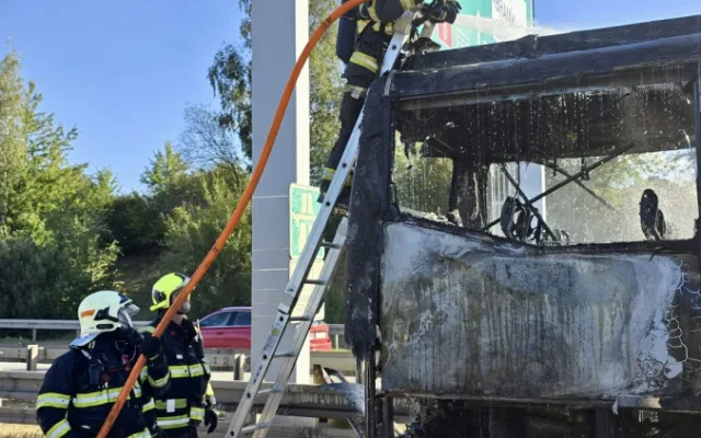 Na Pražském okruhu u Barrandova shořel autobus, provoz na letiště je zastaven
