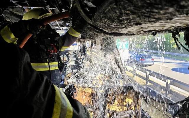 Na Pražském okruhu u Barrandova shořel autobus, provoz na letiště je zastaven