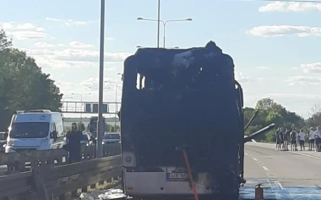 Na Pražském okruhu u Barrandova shořel autobus, provoz na letiště je zastaven