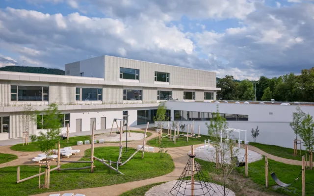 V Berouně otevřeli nový vzdělávací kampus, navrhlo ho pražské studio OVA