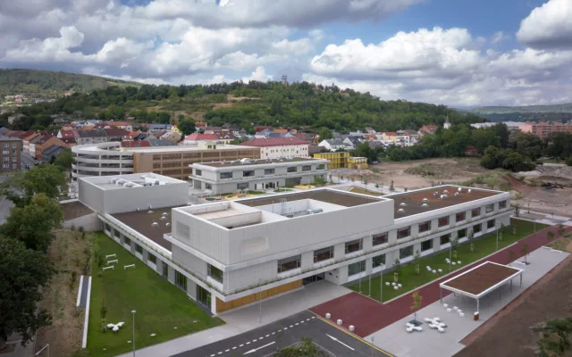 V Berouně otevřeli nový vzdělávací kampus, navrhlo ho pražské studio OVA