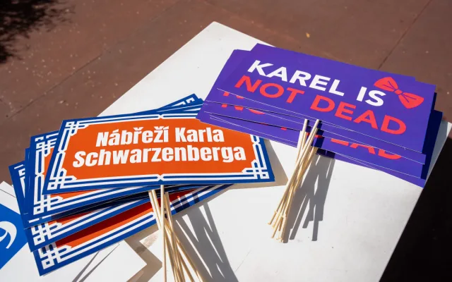 Nábřeží Karla Schwarzenberga. Část pražské náplavky nese jméno zakladatele TOP 09