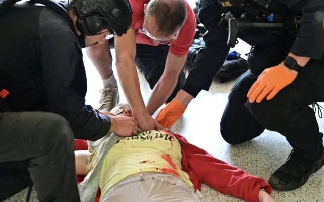 VIDEO: Střelba i a falešná krev. Policisté cvičili v nemocnici zásah proti útočníkům