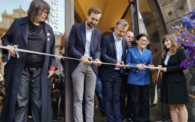 Ve Staroměstské radnici prodávají novou Brownovu knihu, lidé čekali přes noc