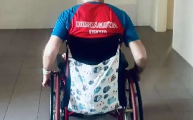 Záchranář Pavel pomáhal po tornádu i výbuchu, pak ochrnul. Bez rampy teď nemůže domů