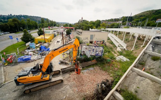 FOTO: První přechod přes Dvorecký most. Bude mít speciální zábradlí i tajemné runy
