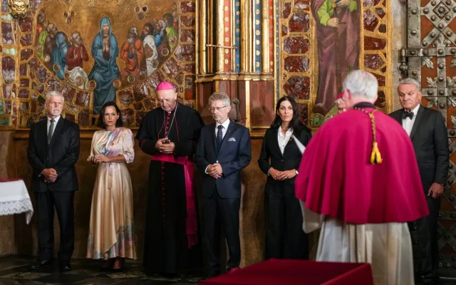 Z Korunní komory na Hradě vyzvedli korunovační klenoty, na dva týdny je vystaví