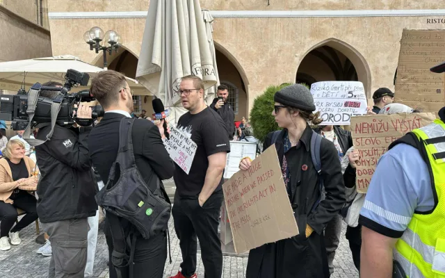 Mši za kontroverzního influencera Kirka narušil konflikt.