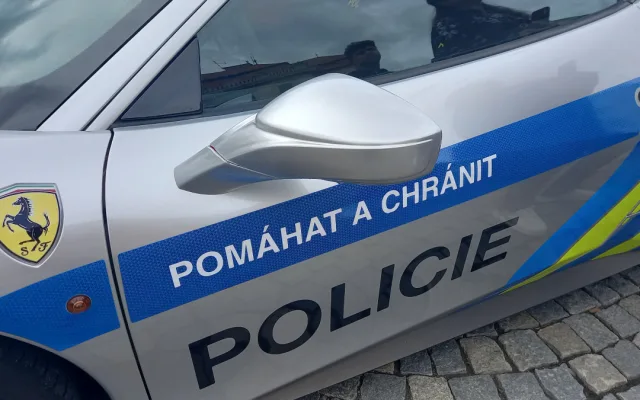 FOTO: Policejní ferrari poutalo pozornost. Řídit ho smí jen tři lidi v republice
