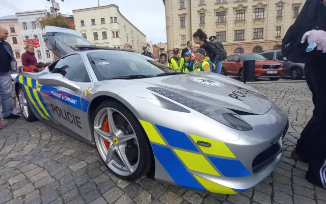 FOTO: Policejní ferrari poutalo pozornost. Řídit ho smí jen tři lidi v republice
