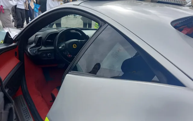 FOTO: Policejní ferrari poutalo pozornost. Řídit ho smí jen tři lidi v republice