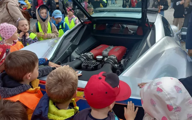 FOTO: Policejní ferrari poutalo pozornost. Řídit ho smí jen tři lidi v republice