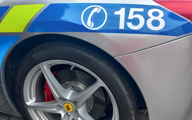 FOTO: Policejní ferrari poutalo pozornost. Řídit ho smí jen tři lidi v republice