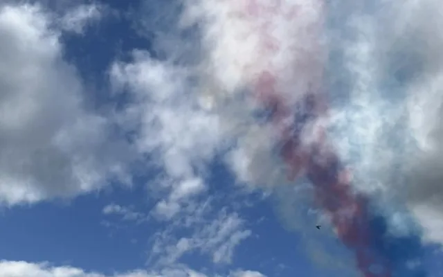 FOTO: Gripeny nad Prahou. Podívejte se, jak trikolóra rozzářila nebe