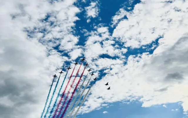FOTO: Gripeny nad Prahou. Podívejte se, jak trikolóra rozzářila nebe
