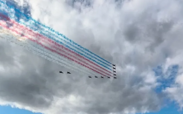FOTO: Gripeny nad Prahou. Podívejte se, jak trikolóra rozzářila nebe