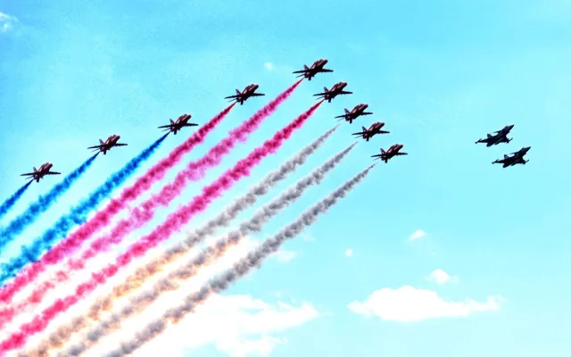 FOTO: Gripeny nad Prahou. Podívejte se, jak trikolóra rozzářila nebe