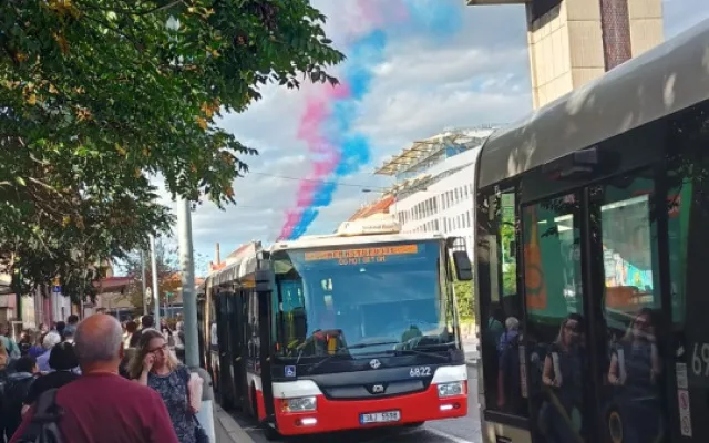 FOTO: Gripeny nad Prahou. Podívejte se, jak trikolóra rozzářila nebe