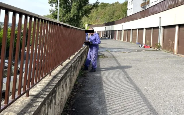 V Praze 4 pomáhají zdarma vězni z Pankráce. S opravami i při povodních