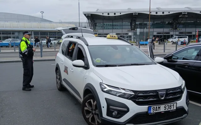 Celníci kontrolovali taxikáře na letišti, rozdali pokuty za třicet tisíc