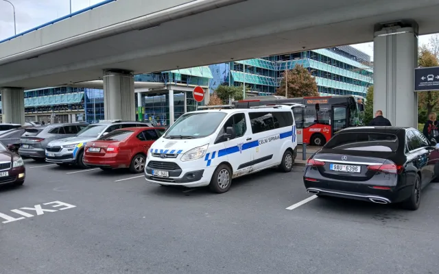 Celníci kontrolovali taxikáře na letišti, rozdali pokuty za třicet tisíc