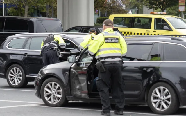 Policisté a celníci kontrolovali taxikáře na letišti, rozdali pokuty za 150 tisíc