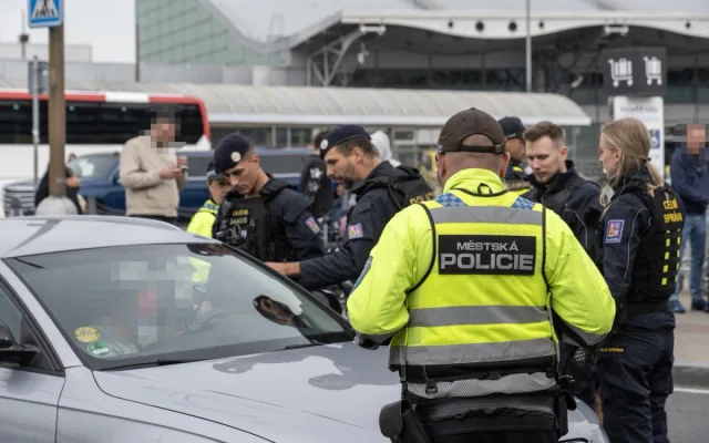 Policisté a celníci kontrolovali taxikáře na letišti, rozdali pokuty za 150 tisíc