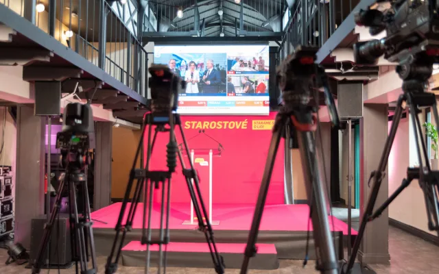 Ve volbách do sněmovny je sečtena třetina. Hlasování v Praze poznamenala smrt
