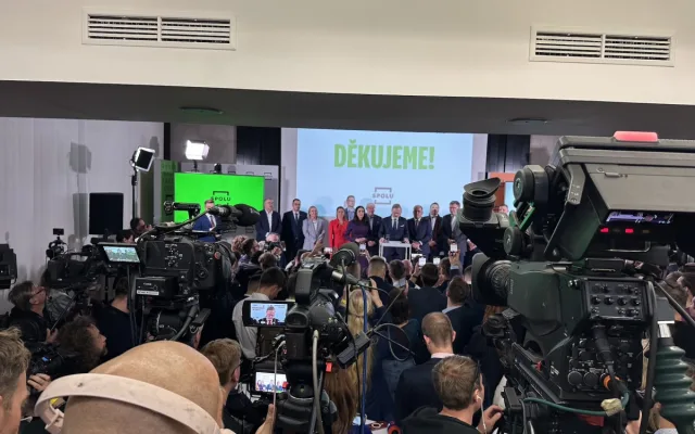 FOTO: Focení chlebíčků i boj o místo. Podívejte se do zákulisí volebních štábů