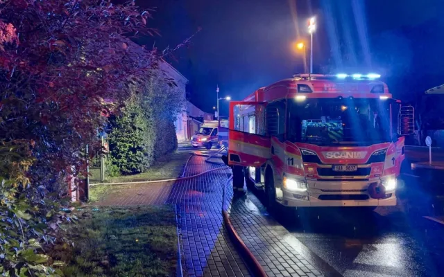 Dva noční požáry v Praze. Hořela kuchyň a rodinný dům