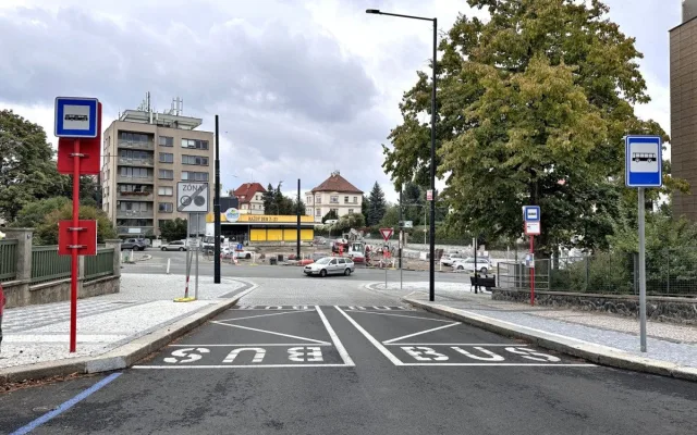 Opravu Peroutkovy stihli o dva měsíce dřív, doprava se tam vrátí příští týden