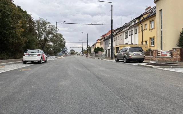 Opravu Peroutkovy stihli o dva měsíce dřív, doprava se tam vrátí příští týden